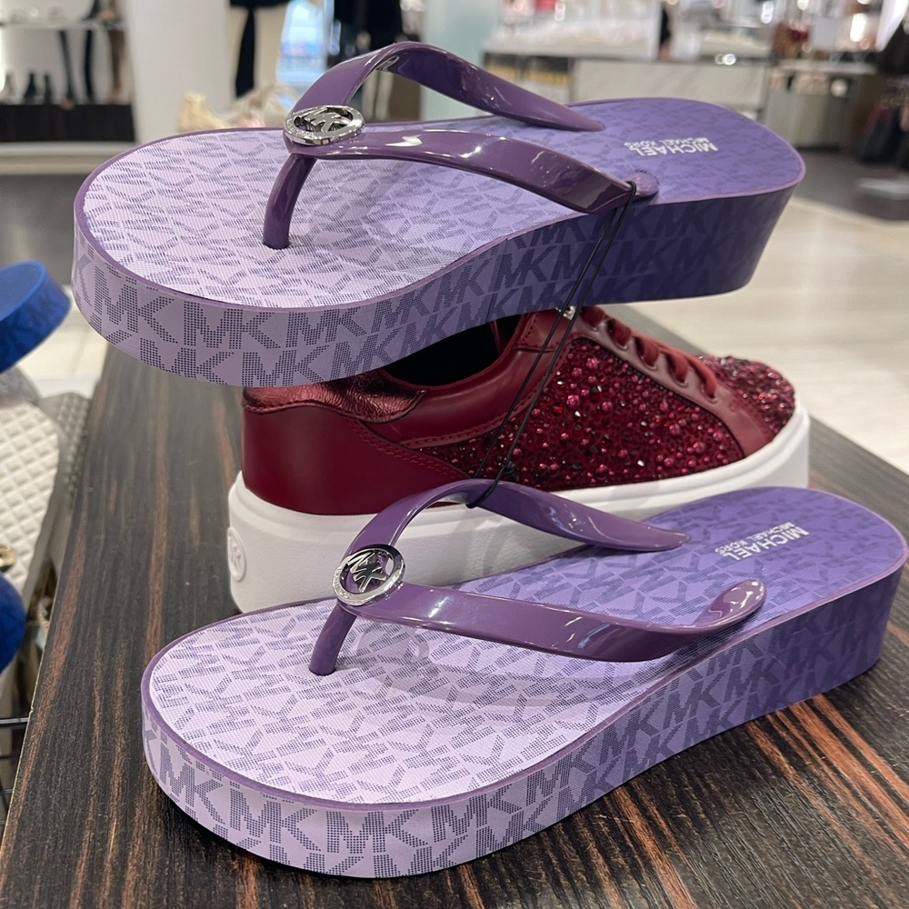 Michael Kors BEDFORD FLIP FLOP
PVC/OMBRE MK SIG
49R6BDFA1Q
Dark Purple 
Platform - Picture 2 of 16
